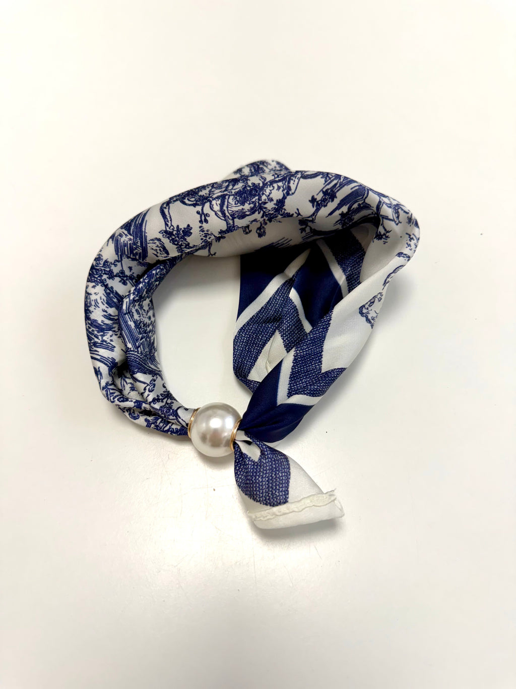 Blauw Wit Sjaaltje met Parelsluiting