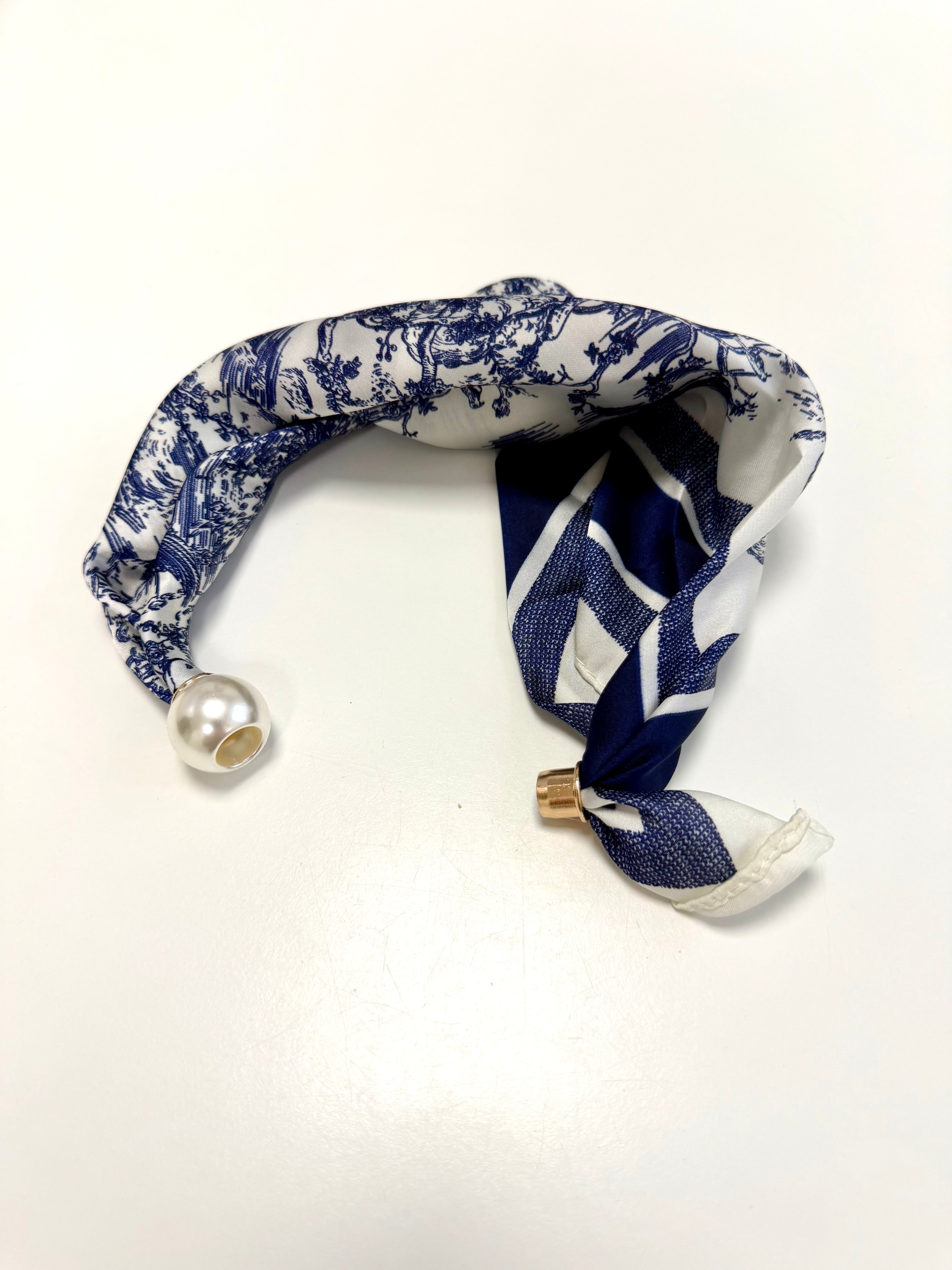 Blauw Wit Sjaaltje met Parelsluiting