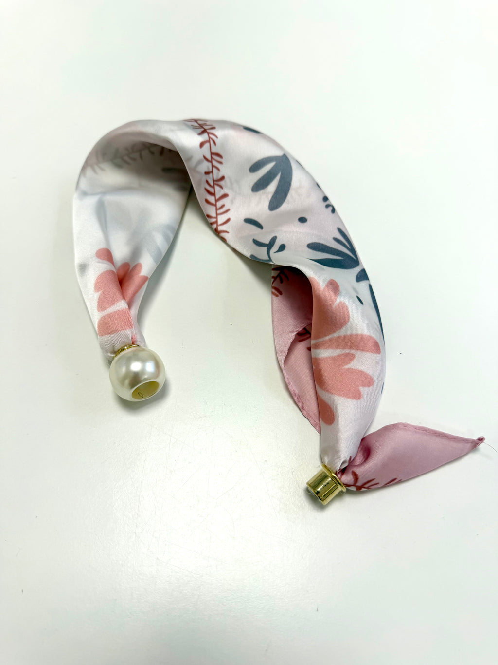 Roze Sjaaltje met Parelsluiting