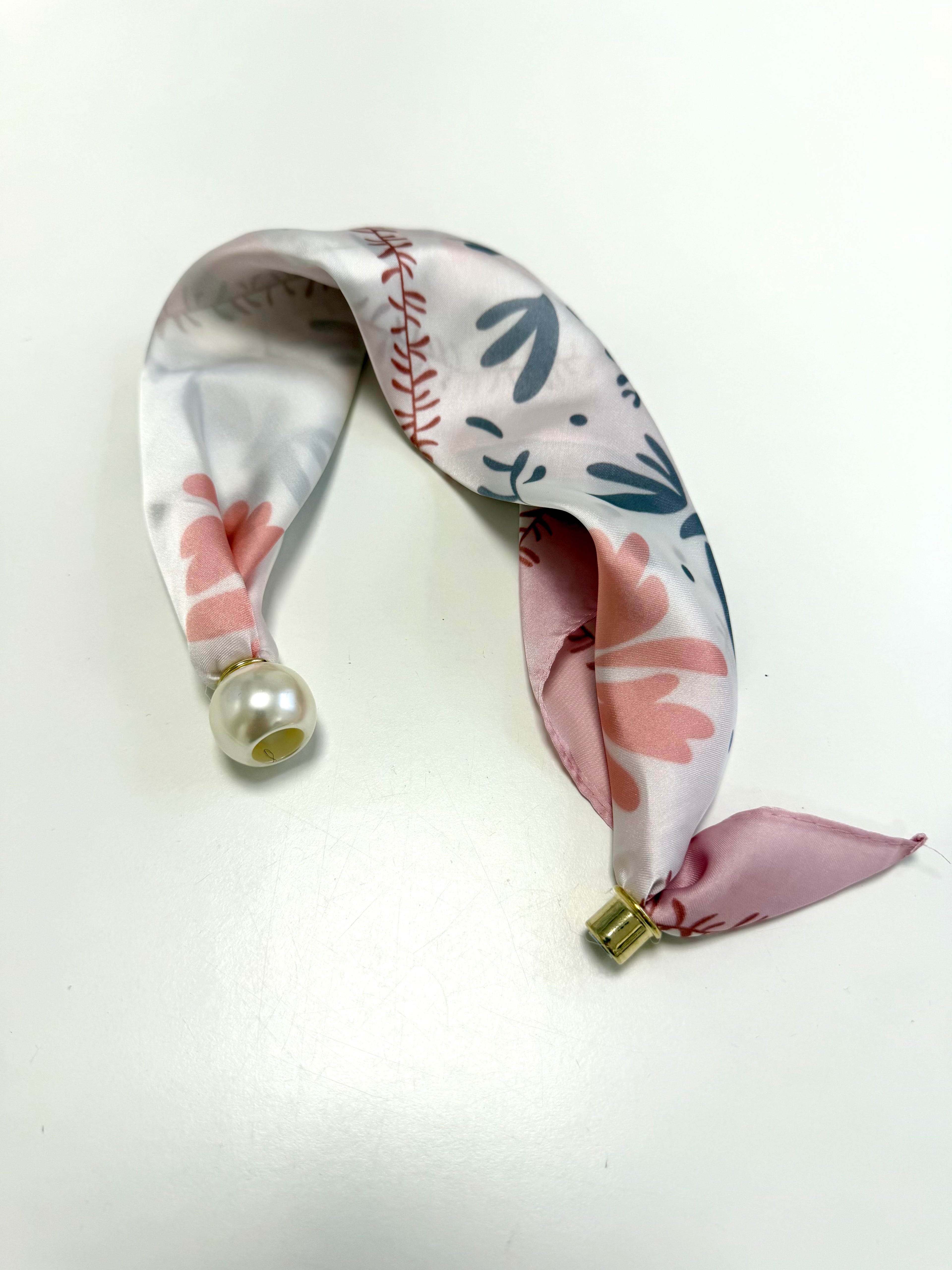 Roze Sjaaltje met Parelsluiting