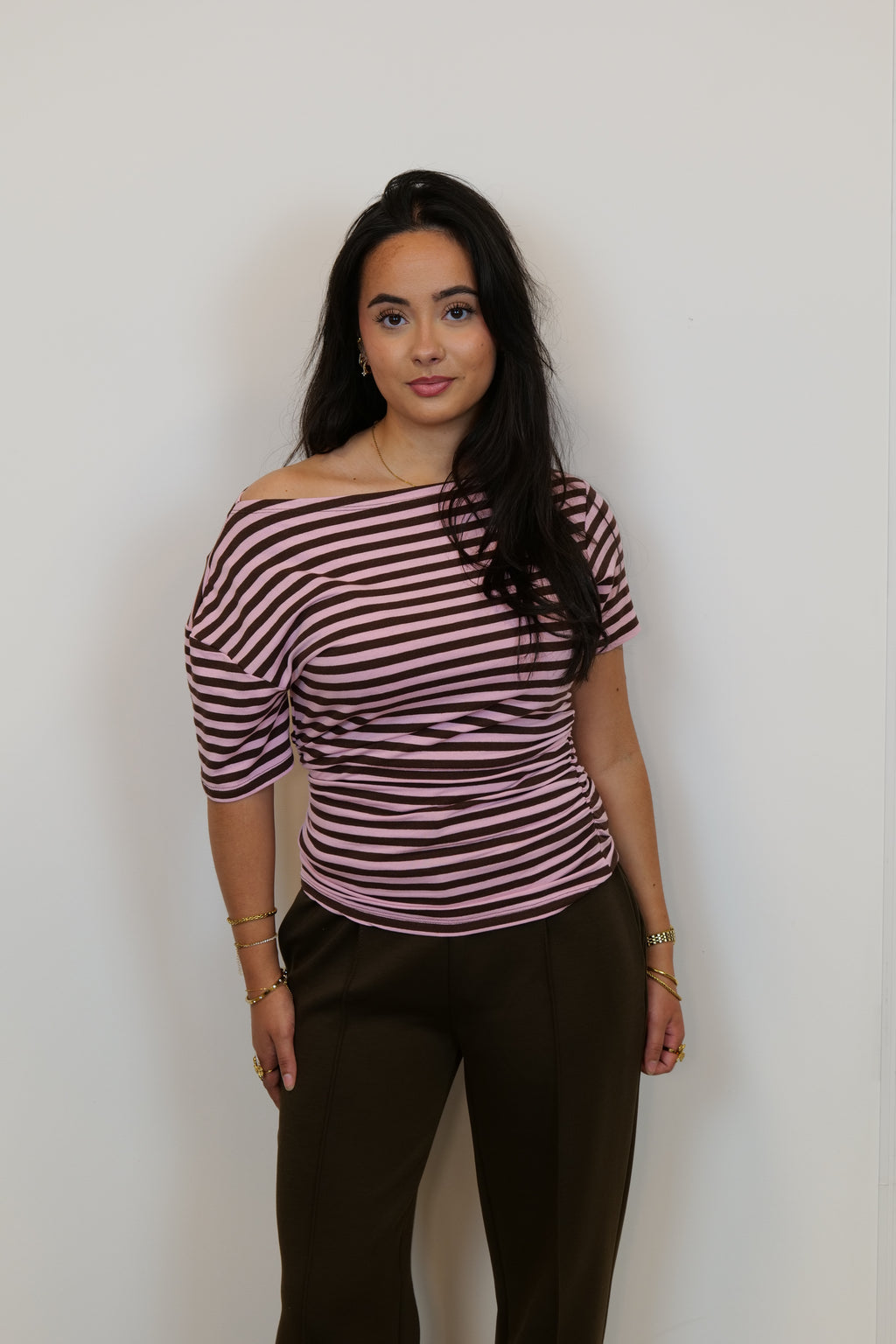 Off Shoulder top gestreept bruin/roze