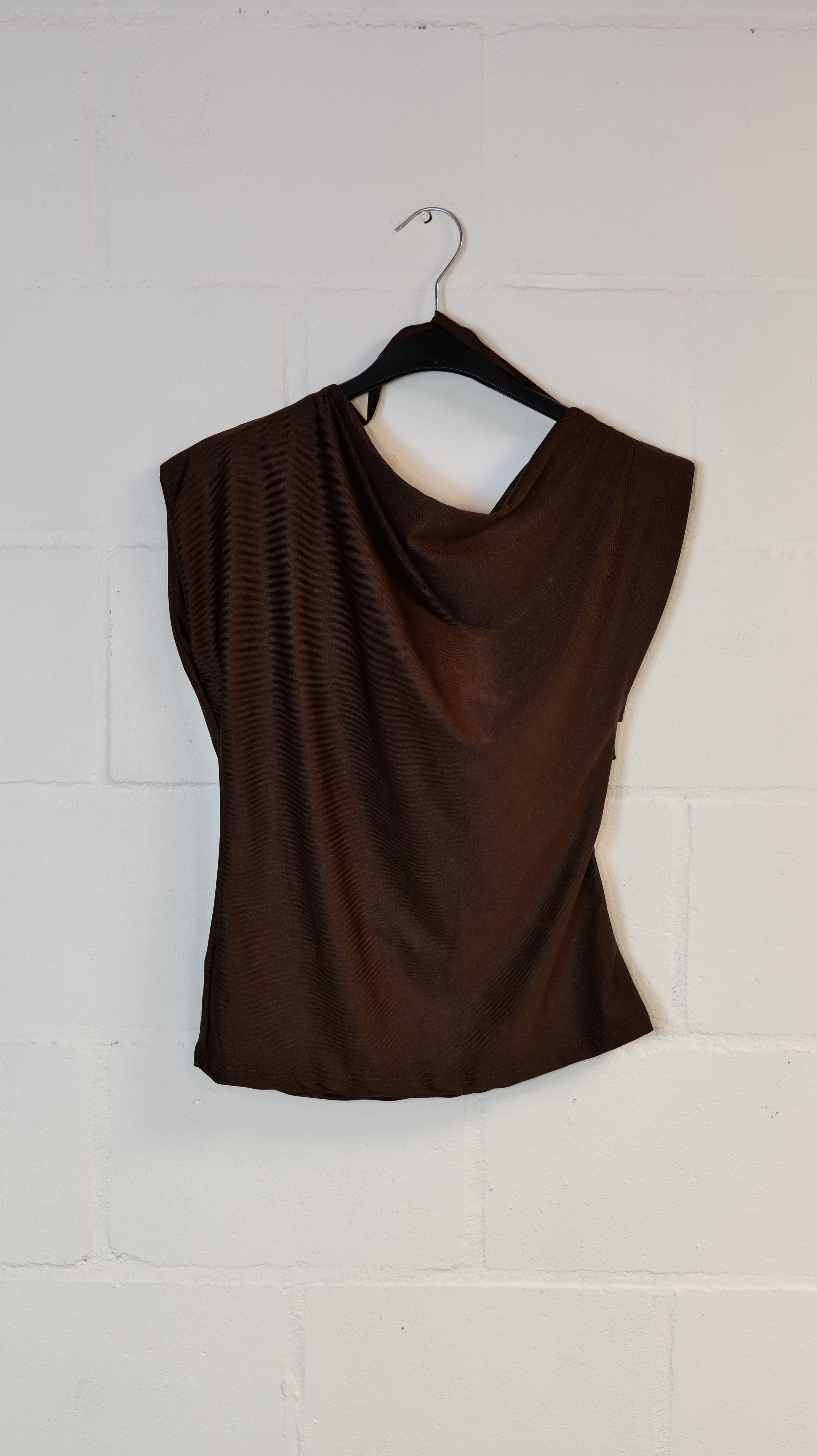 Bruine gedrapeerde top met watervalhals
